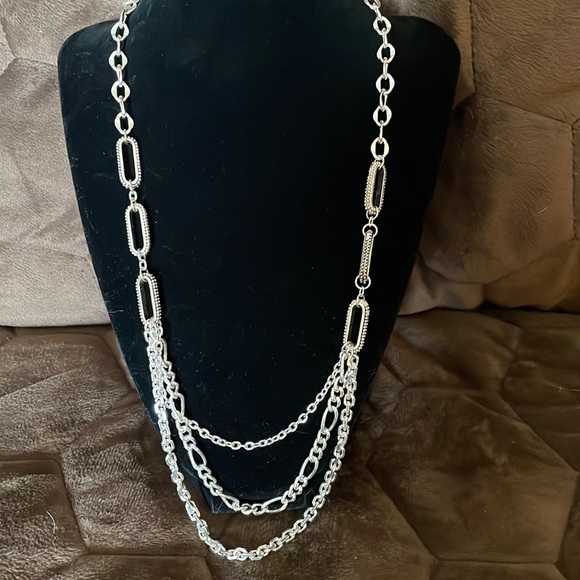 Jewelry - Silver tone chain necklace